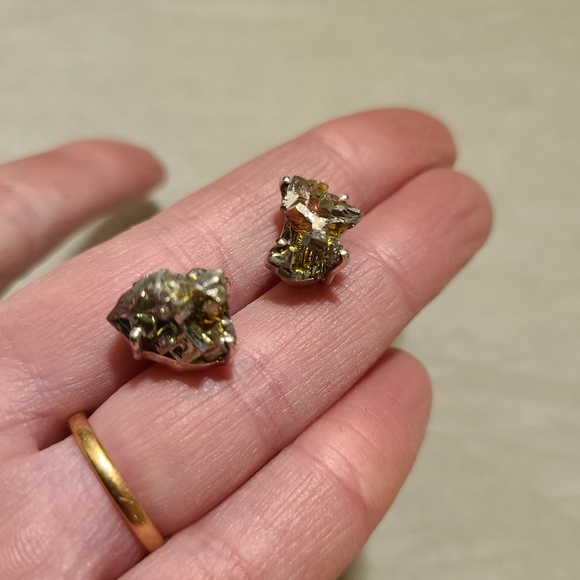 Bismuth and silver stud earrings iridescent - Picture 7 of 7